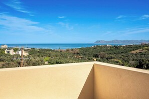Property grounds - Beautiful apartment for the whole family with view at the beach (Stalos)
