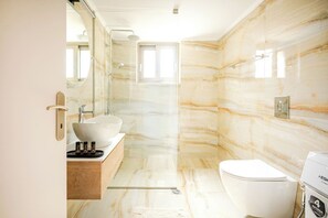 Regadera, amenidades de baño ecológicas, bidet, toallas 