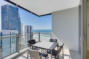 Outdoor dining - The Signature Broadbeach (Broadbeach)