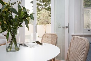 Dining - Chic Studio With Patio 20 min From CBD (Lewisham)