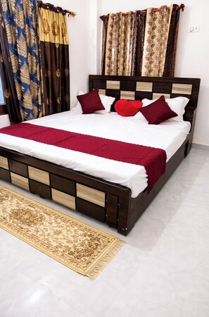 Hypo-allergenic bedding, desk, soundproofing, free WiFi - Hotel Pushpanjali Grand Ayodhya (Ayodhya)