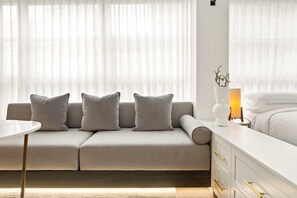 Smart TV, offices - City Centre Studio by Hyde Park (Darlinghurst)
