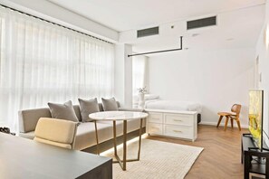 Smart TV, offices - City Centre Studio by Hyde Park (Darlinghurst)
