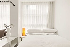 Desk, iron/ironing board, Internet, bed sheets - City Centre Studio by Hyde Park (Darlinghurst)