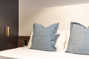 Room - Modern Braddon Studio with Parking (Braddon)