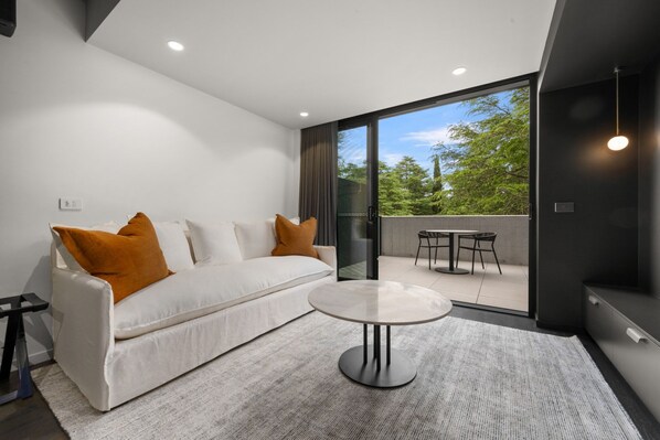 Living area - Modern Braddon Studio with Parking (Braddon)