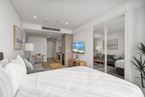1 bedroom, iron/ironing board, travel cot, Internet - Chic Studio Stay Near Cafés and Coastline (North Fremantle)