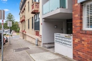 Exterior detail - Bright Studio with Balcony near Coogee Beach (Coogee)