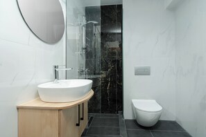 Bathroom - Tower 15 | Superior 1-Bedroom Suite 501 (Thessaloniki)