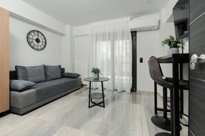 Living area - Tower 15 | Superior 1-Bedroom Suite 501 (Thessaloniki)