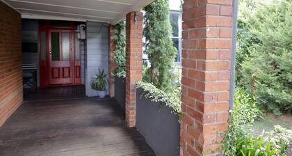 Towncottage Tenterfield Stay with Scenic Views