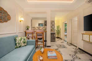 Departamento, 2 habitaciones, cocineta, junto a la playa | Área de sala de estar | Smart TV de 42 pulgadas con canales digitales