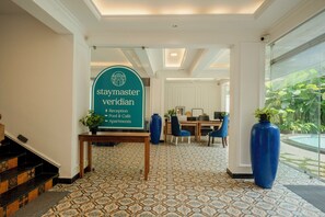 Apartamento, 2 quartos, cozinha americana, ao lado da praia | Saguão