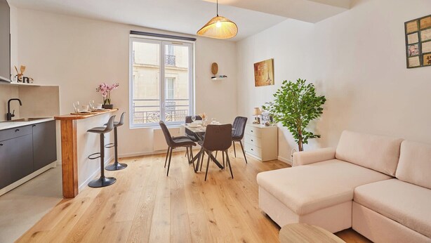 Eine moderne Wohnung mit Essbereich, Küche und Wohnraum.