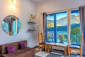 Deluxe Double Room | Living area