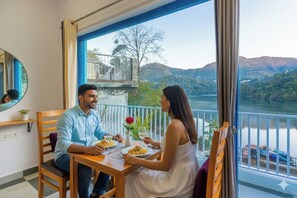 Habitación Deluxe doble | Restaurante al aire libre