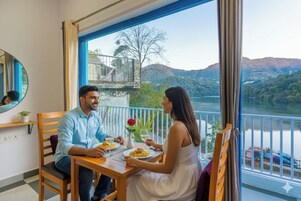 Habitación Deluxe doble | Restaurante al aire libre