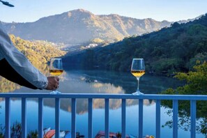 Un balcón con vista a un lago y montañas.
