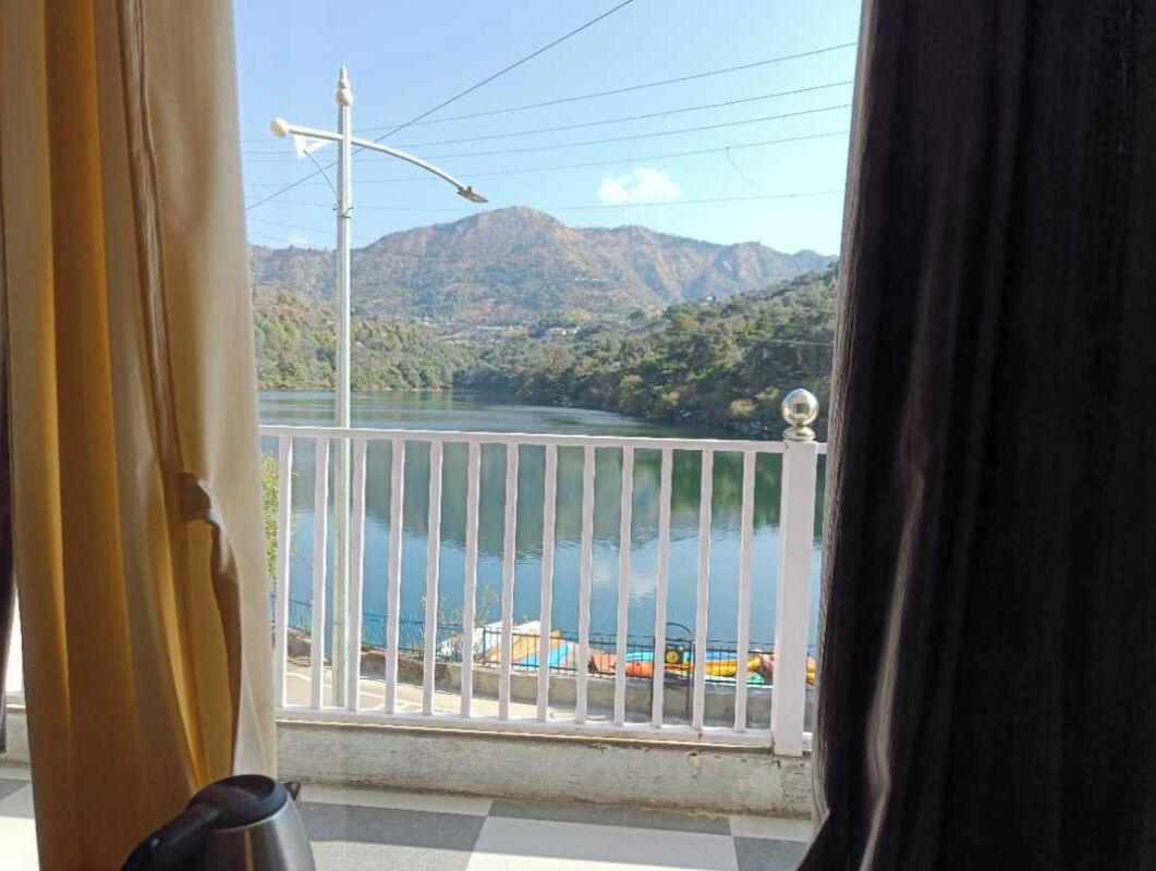 Un balcon avec vue sur un lac et des montagnes.