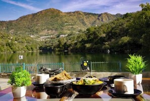 Kahden hengen deluxe-huone | Ulkoruokailutilat