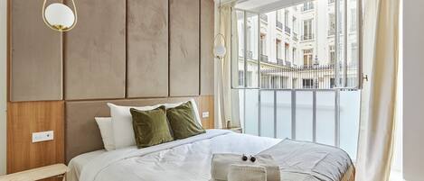 3 habitaciones, escritorio y tabla de planchar con plancha