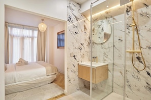 2 bedrooms, desk, iron/ironing board, bed sheets - Elegant appartement with AC - Paris Montorgueil (Paris)