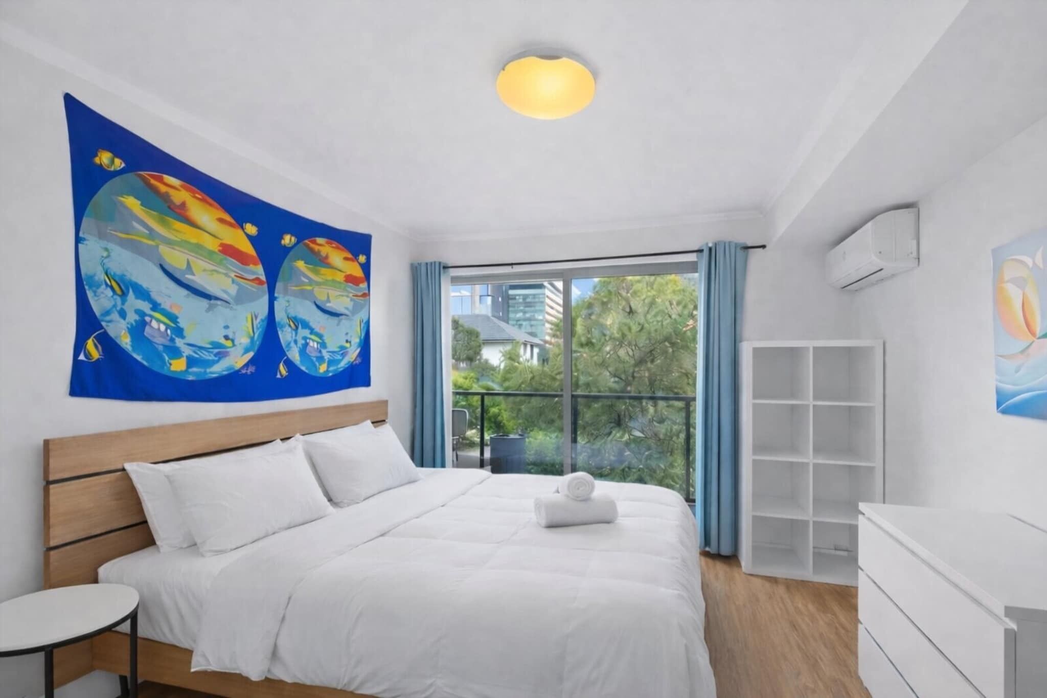 2 bedrooms, desk, internet, bed sheets