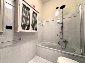 Hair dryer, bidet, towels, soap - The Haven Duomo (Milano)