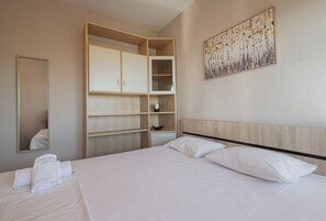 4 bedrooms, iron/ironing board, WiFi