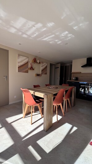 Dining - Cosy chalet with terrace and private garden, sleeps 6 (Gassin)