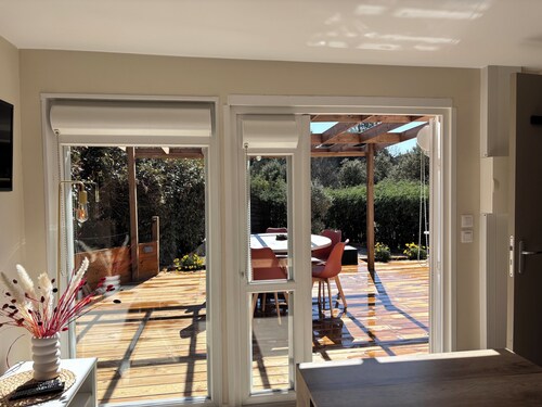 Cosy chalet with terrace and private garden, sleeps 6