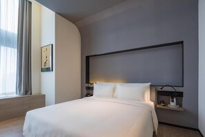 Tweepersoonskamer, uitzicht op de stad | Een gratis minibar, individueel gedecoreerd, een bureau, gratis wifi