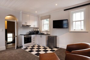 Luxury Suite | Private kitchen | Coffee/tea maker, mini-fridge, electric kettle, cookware/dishes/utensils - The Cape Town Club (Cape Town)