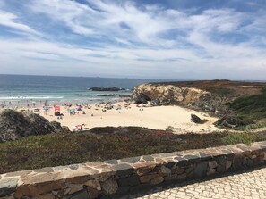 Ubicación a pie de playa y tumbonas