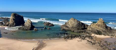 En la playa y camastros