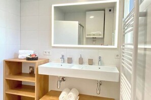 Douche, sèche-cheveux, bidet, serviettes fournies