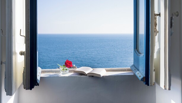 An open window with a view of the sea, a book, and a red rose on the windowsill. - In the center of Amalfi, a dream home with a sea view! (Amalfi)