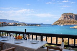 Outdoor dining - Matroni's House - Seafront Getaway in Monemvasia (Gefira)