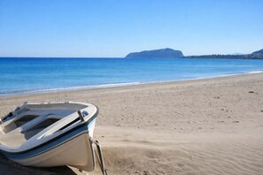 Beach - Matroni's House - Seafront Getaway in Monemvasia (Gefira)