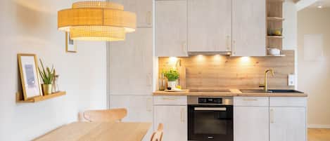 Fridge, oven, stovetop, dishwasher