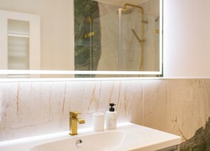 Douche, sèche-cheveux