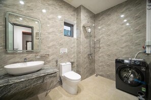 Estudio superior, vistas a la montaña | Baño