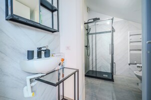 Ducha, artículos de tocador gratuitos, secador de pelo, bidet