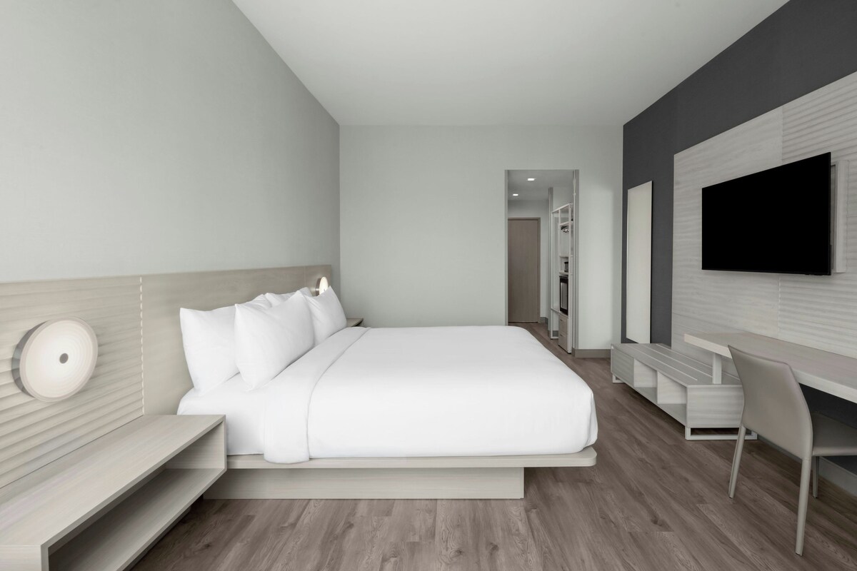 Room, 1 King Bed | Free WiFi