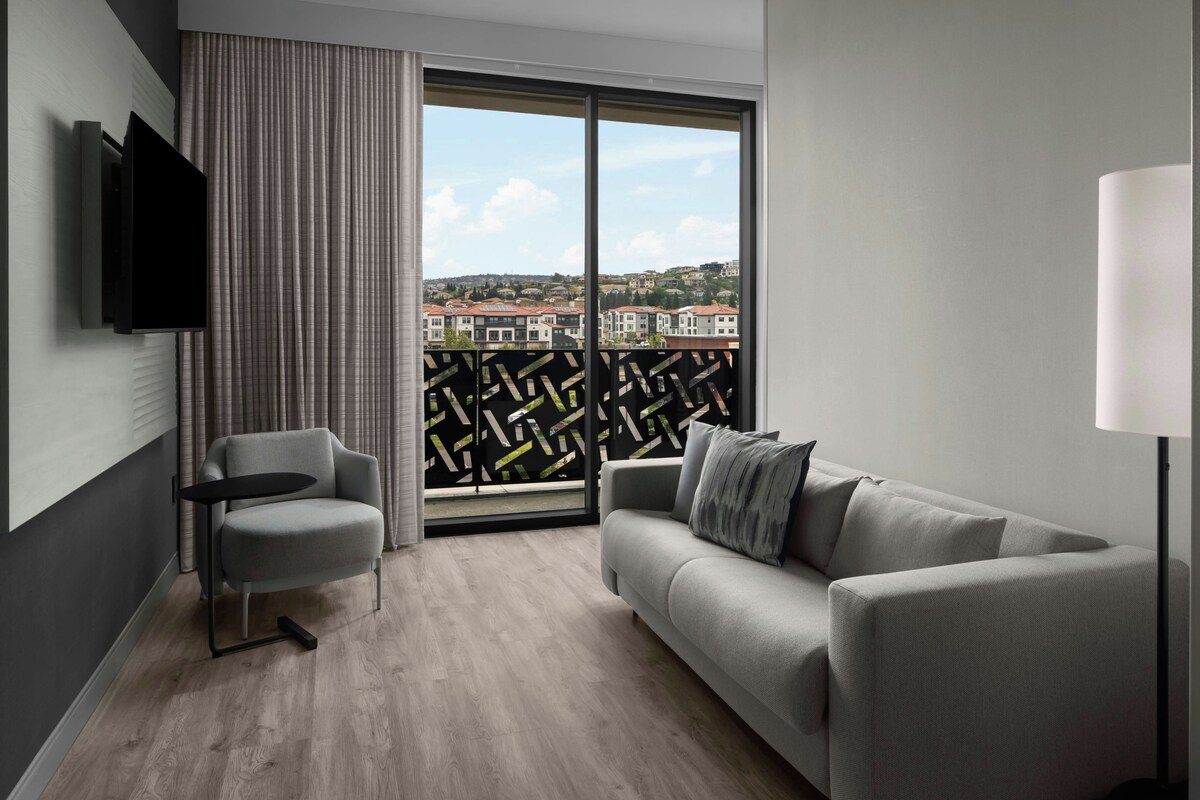 Executive Suite, 1 Bedroom, Balcony | Living room