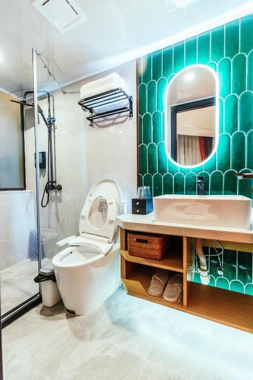 Executive Suite, City View | Bathroom | Shower, hair dryer, towels, shampoo