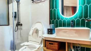 Executive Suite, City View | Bathroom | Shower, hair dryer, towels, shampoo