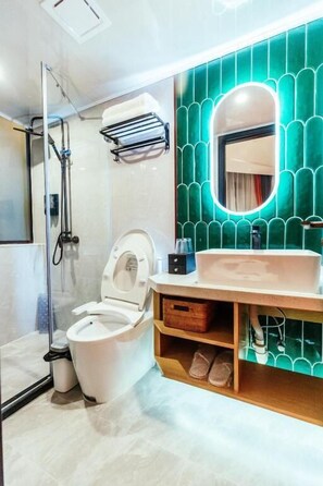 Executive Suite, City View | Bathroom | Shower, hair dryer, towels, shampoo - Shanghai Fish Inn People Square (Shanghai)