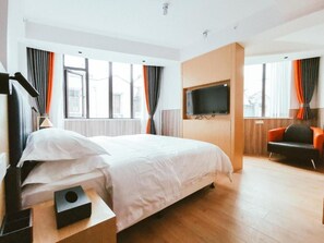Executive Suite, City View | Desk, free WiFi - Shanghai Fish Inn People Square (Shanghai)