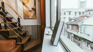 Elite Loft, City View | Living area | TV